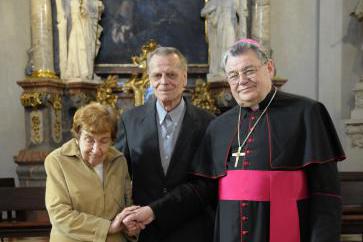Arcibiskup Dominik Duka s manžely Jiřím a Sybilou Holých